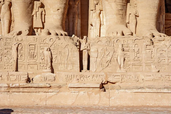 Hiéroglyphes Temple Abu Simbel Représentant Horus Roi Ramsès Grand Village — Photo