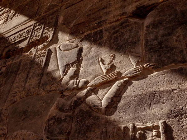 Hieróglifos Egípcios Antigos Representando Deusa Ísis Templo Egípcio Filas Assuão — Fotografia de Stock