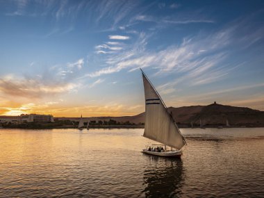 Günbatımı Aswan City yakınlarında Luxor ve Kahire Nil Nehri üzerinde