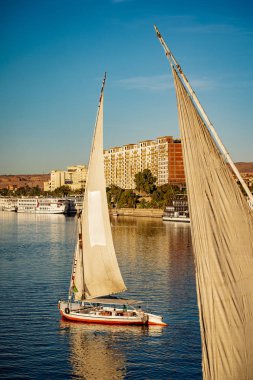 Felluca turist tekneleri Luxor Mısır Nil Nehrinde