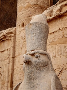 Tanrı Horus'un Antik Mısır uygarlığı heykel Horus Edfu tapınak Mısır'dan