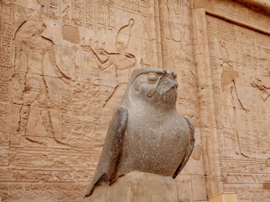 Horus Temple Edfu olarak da bilinen veya Idfu, Horus Tanrı'nın antik Mısır heykeli