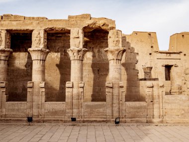 Edfu Tapınağı da antik Mısır Horus Tapınağı olarak bilinen sütunlar