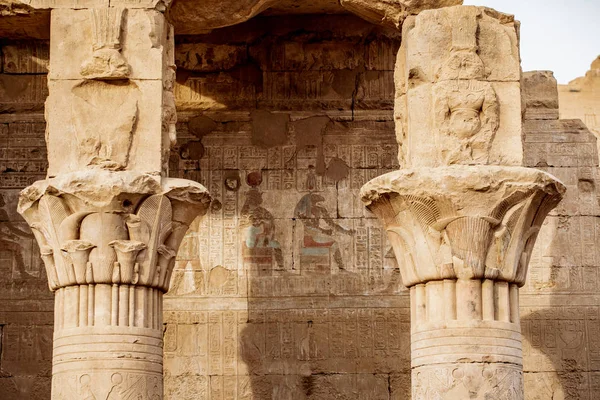 Jeroglíficos Antiguos Todavía Visibles Color Exterior Del Templo Edfu Cerca — Foto de Stock