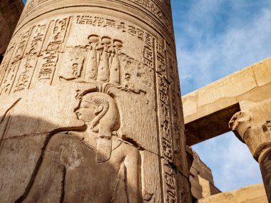 Kom Ombo Tapınağı hiyeroglif Ptolemaios Hanedanı dan. Tapınağın da timsah tapınak veya Sobek Tapınağı denir