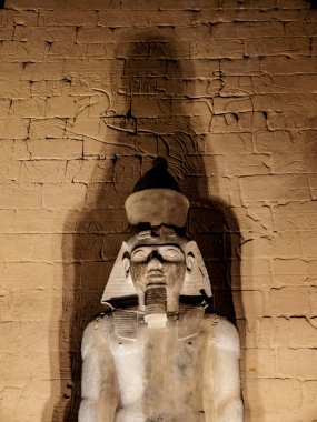 Ramses II veya Ramses Mısır Luksor Tapınağı Thebes, harika granit heykel