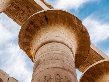 Karnak Tapınağı Hipostil salonunda büyük sütunlar detay