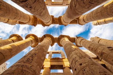 Karnak Tapınağı Mısır'daki sütunlarının