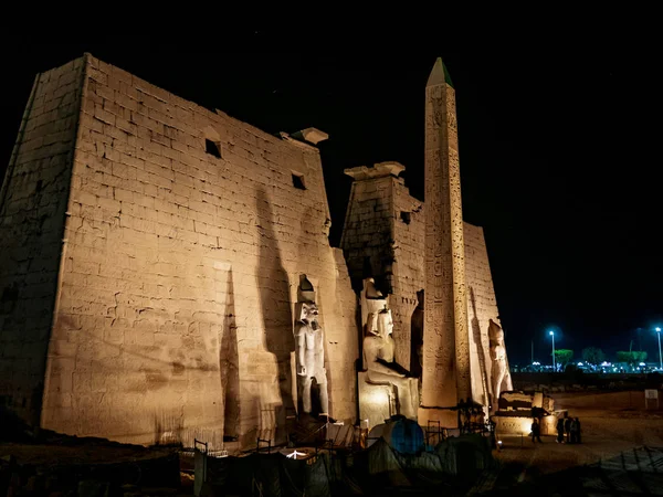 Templo Luxor Con Gran Obelisco Frente Por Noche — Foto de Stock