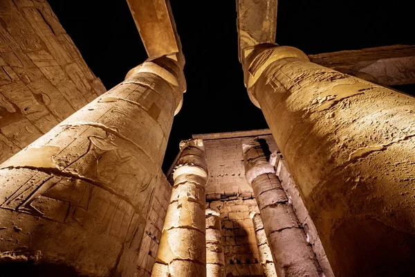 Geceleri Aydınlatılan Luxor Tapınağı Nda Antik Sütunlar — Stok fotoğraf