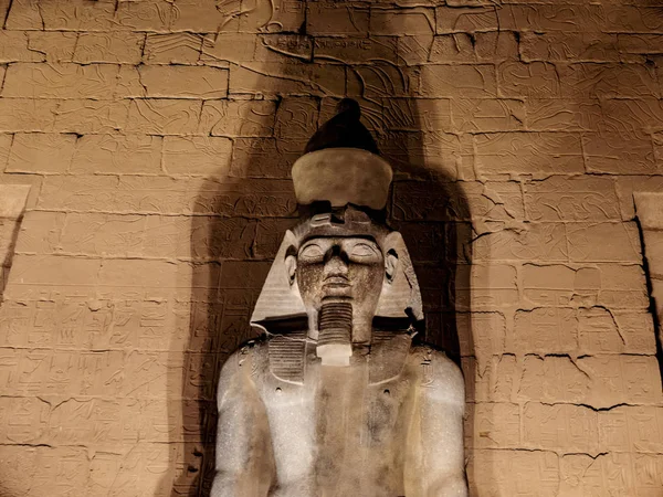 Granite statue of Ramses II at Luxor Temple illuminated at night — Stock Photo, Image