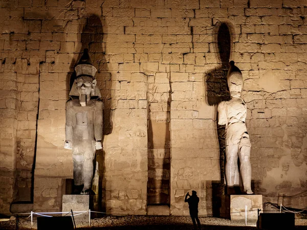 Ναός του Λούξορ αγάλματα τη νύχτα — Φωτογραφία Αρχείου