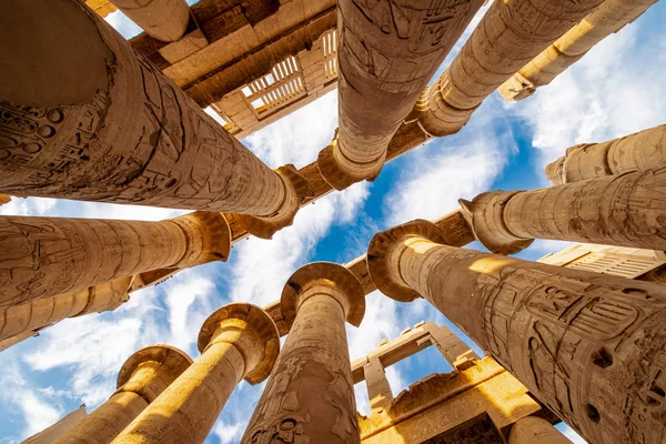 Karnak Hipostil hall sütunlar ve Luxor Thebes tapınakta bulutlarda