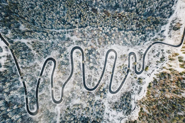 Καμπύλο Δρόμο Στη Χειμερινή Σεζόν Εναέρια Άποψη — Φωτογραφία Αρχείου