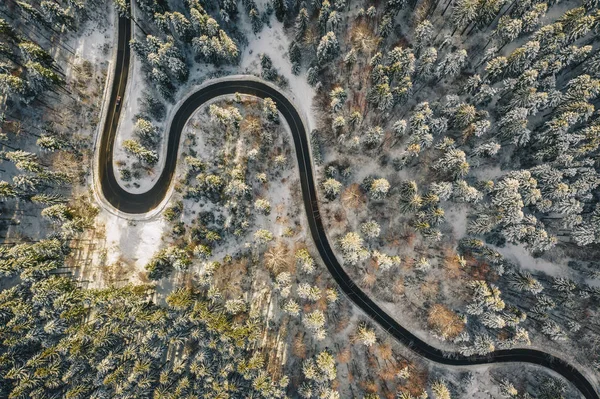 Drone Vue Aérienne Une Route Sinueuse Milieu Forêt Avec Neige — Photo