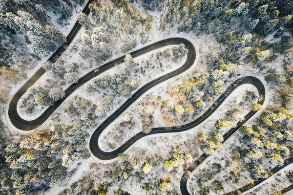 Queda Neve Severa Uma Estrada Alpina Nas Montanhas — Fotografia de Stock