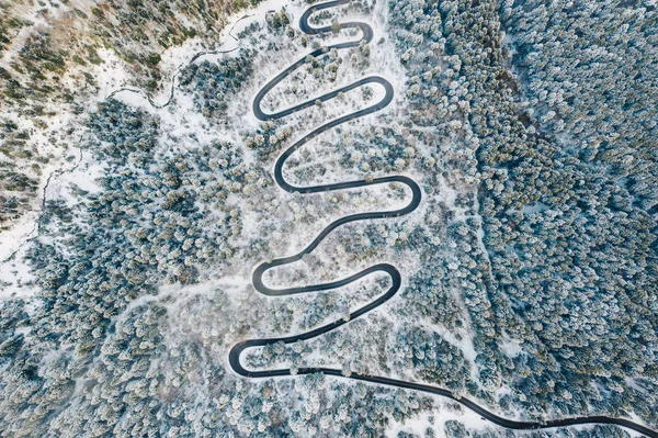 Vista Aérea Uma Estrada Sinuosa Após Uma Queda Neve Pesada — Fotografia de Stock