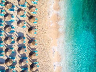 Yukarıdan aşağıya havadan görünümü Thassos mermer Beach (Thasos Island, Yunanistan)