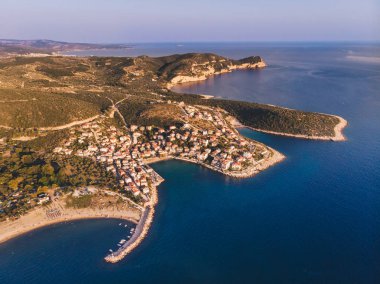Thasos Island, Yunanistan dron görünümü. Skala Marion ve Platanes plaj ve liman içinde Güney Thasos, Ege Denizi