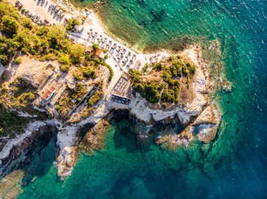 Thasos Adası ana plaj günbatımı atış adlı bir dron