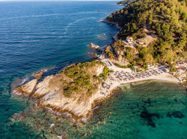 Karnagio bay ve sahil yakınında Thasos ana şehir Limenas havadan görünümü