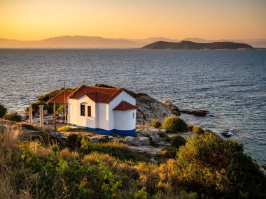 Thasos, Yunanistan, küçük bir kilise önünde görünür ile denize bakan günbatımı güzel manzaraya