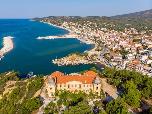 Thassos kartpostal. Limenaria Kalesi, şimdi terk edilmiş ve Limenaria şehir ve bağlantı noktası havadan görünümü