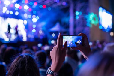 Kalabalık bir cep telefonunda bir konser kaydı