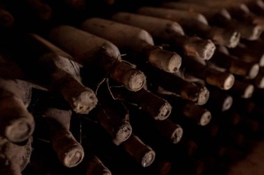 Bir yeraltı mahzeni vintage şişe şarap collegion