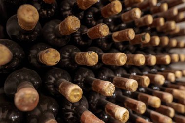 Toz ve örümcek ağları üzerinde şarap mahzende eski winebottles