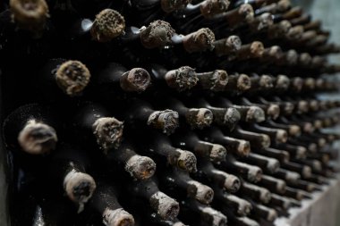 Yaşlanma sürecinde son derece eski şarap şişeleri