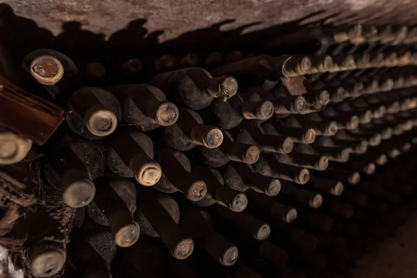 在摩尔多瓦共和国地下酒窖的葡萄酒瓶 — 图库照片