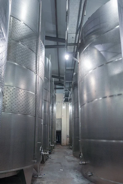 Vinproduktion Metall Fat Modern Vingård — Stockfoto