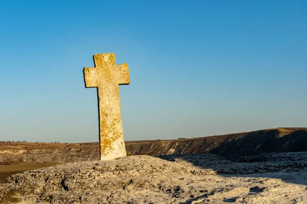 古い石造りの彫刻が施された教会の前でクロス古い Orhei — ストック写真