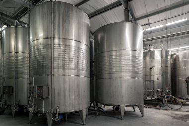 Modern şaraphane iç Alüminyum tanklar ile kontrollü soğutma sistemi ile