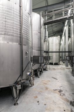 Kontrollü sıcaklık şarap tankları ile modern bir şaraphane içinde
