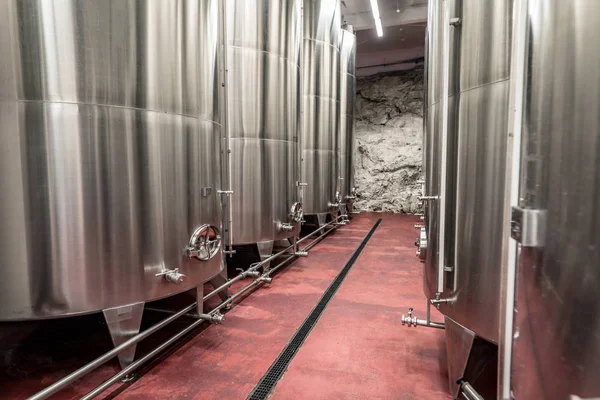 Interior Una Bodega Moderna Elaborando Vino Depósitos Aluminio — Foto de Stock