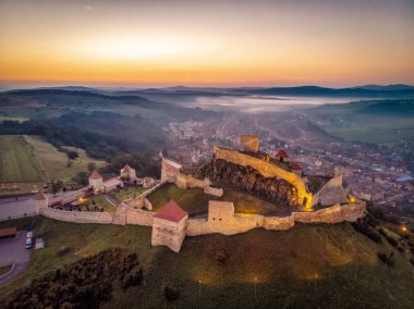 Gündoğumu, Transilvanya yukarıdan. Rupea Kalesi ve Rupea Köyü