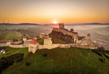 Rupea Kalesi gündoğumu Transilvanya turist, seyahat Brasov ve Sighisoara arasında yer alan cazibe