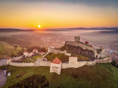 Romanya peyzaj Transilvanya Brasov ve Sighisoara arasında Rupea kalede, gündoğumu