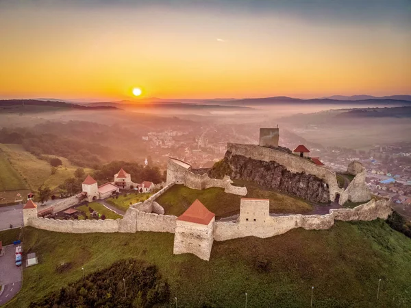 Romanya peyzaj Transilvanya Brasov ve Sighisoara arasında Rupea kalede, gündoğumu