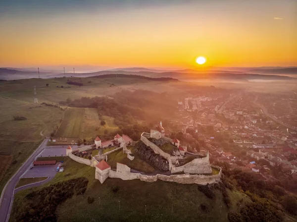 Romanya geleneksel manzara Tr kalede Rupea güneş doğarken