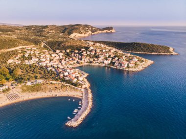 Thasos Adası Skala Marion geleneksel köy, liman ve Ege Denizi yukarıdan gün batımında görüldüğü gibi plaj