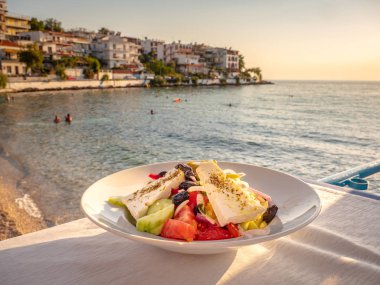 Yunan salatası günbatımı ışık Tavern Skala Marion Town, Thasos Island, Yunanistan