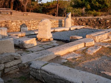 Eski kalıntıları ve ark eski Yunan dilinde oyulmuş taşlar