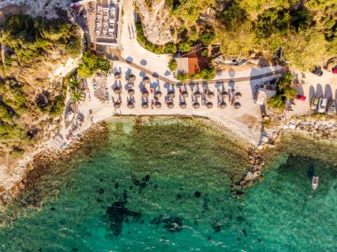 Beach Bar ve berrak mavi suları, Karnagio, Thassos