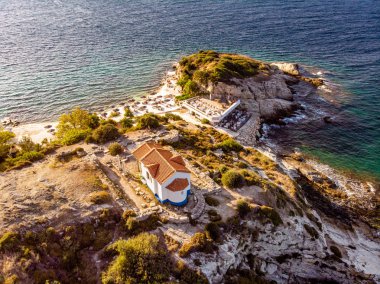 Thasos ünlü plaj Karnagio gün batımından önce kısa bir süre aradı.