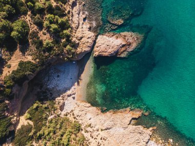 Kayalıklarla, plajlar ve turkuaz su, Thasos olduğunu tanımı
