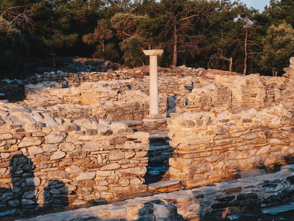 Velhas ruínas da antiga civilização grega em Porto Aliki em — Fotografia de Stock