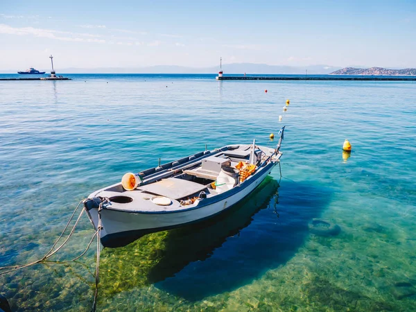 Barco de pesca tradicional no porto na ilha grega Thasos i — Fotografia de Stock